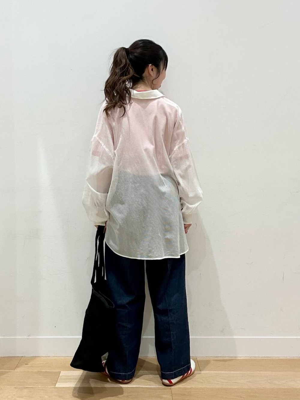 ブルー系のデニムパンツ、ホワイト系のシャツ/ブラウスを着用したレディースの春コーディネートの4枚目の写真