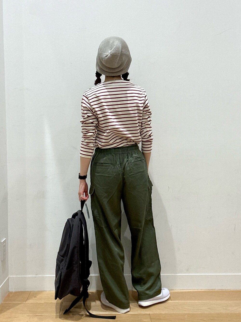 グリーン系のその他パンツ、レッド系のTシャツ/カットソー、グレー系のニットキャップ/ビーニーを着用したレディースの夏コーディネートの5枚目の写真