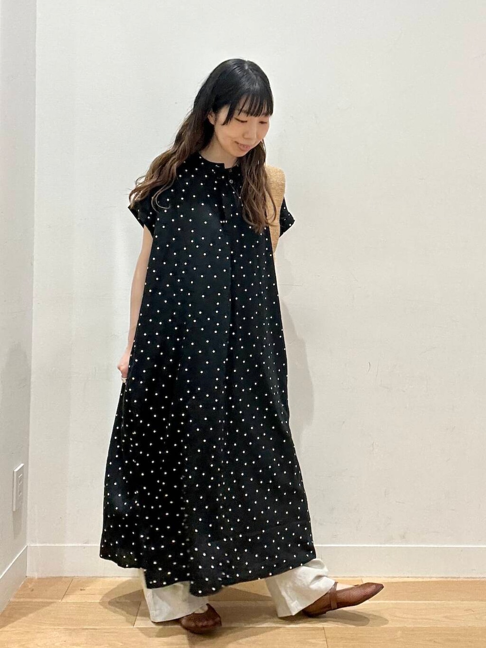 「イージーパンツ、休日スタイル、doors、30代、リラックスコーデ、ワンピーススタイル、旅行コーデ、骨格ウェーブ、暑い、リネン着こなし術、私が選ぶセールアイテム25ss」｜「VELETTOの『別注』VELETTO×DOORS　メッシュストラップシューズ（バレエシューズ、ブラウン系）」を使った、kco_doorsさん（レディース・158cm）の夏コーディネートの2枚目の写真