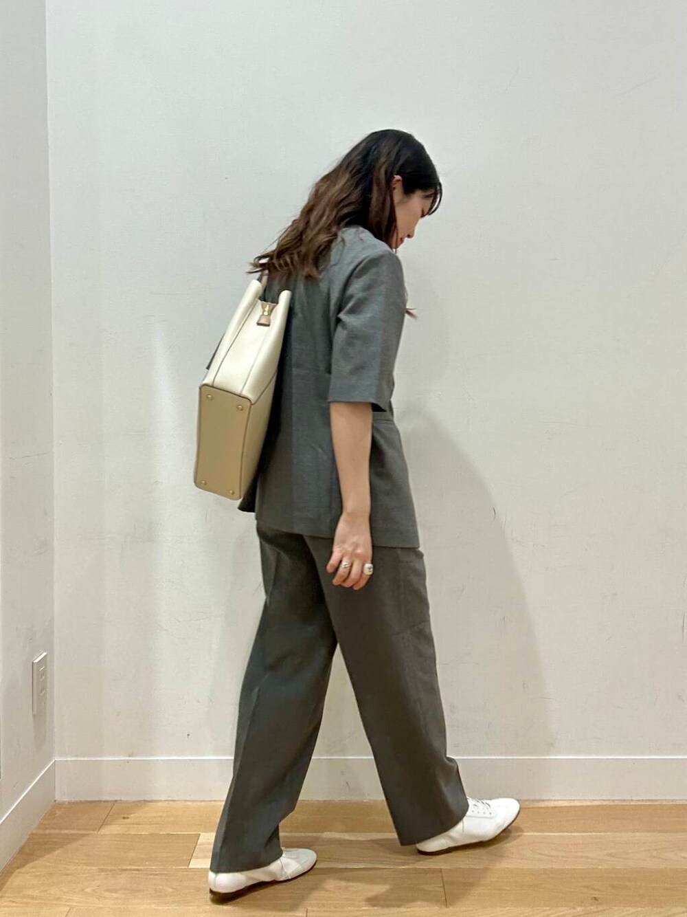 ホワイト系のトートバッグ、グレー系のその他パンツ、グレー系のその他アウターを着用したレディースの春コーディネートの2枚目の写真