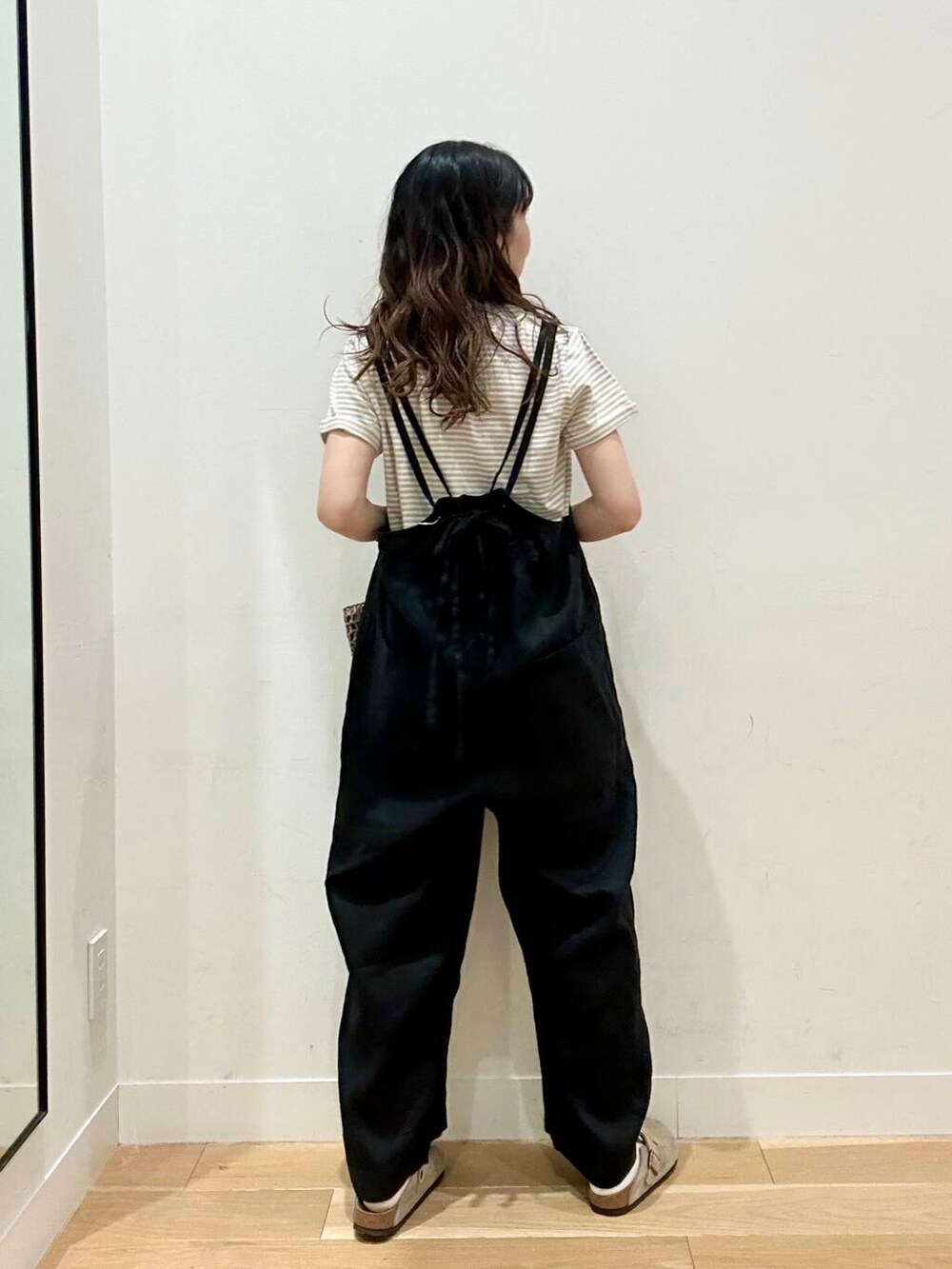 「カジュアルコーデ、サロペット、リネン、newarrival、アクティブコーデ、休日スタイル、doors、30代、リラックスコーデ、旅行コーデ、骨格ウェーブ、初夏のお出掛けコーデ、テーマパークコーデ、外遊びコーデ」｜「RODE SKOのウッドハンドルペーパーバッグ（トートバッグ、グレー系）」を使った、kco_doorsさん（レディース・158cm）の春コーディネートの3枚目の写真