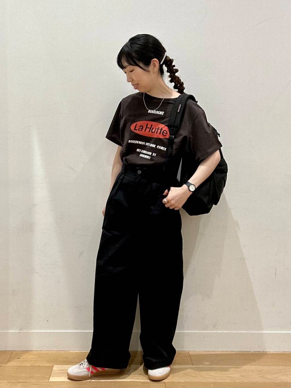 ブラック系のその他パンツ、ベージュ系のスニーカーを着用したレディースの夏コーディネートの4枚目の写真