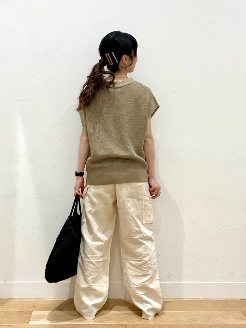 「大人カジュアル、サマーニット、休日スタイル、doors、30代、淡色コーデ、ベストコーデ、旅行コーデ、骨格ウェーブ」｜「URBAN RESEARCH DOORSのペーパートートバッグ（トートバッグ、ブラック系）」を使った、kco_doorsさん（レディース・158cm）の春コーディネートの2枚目の写真