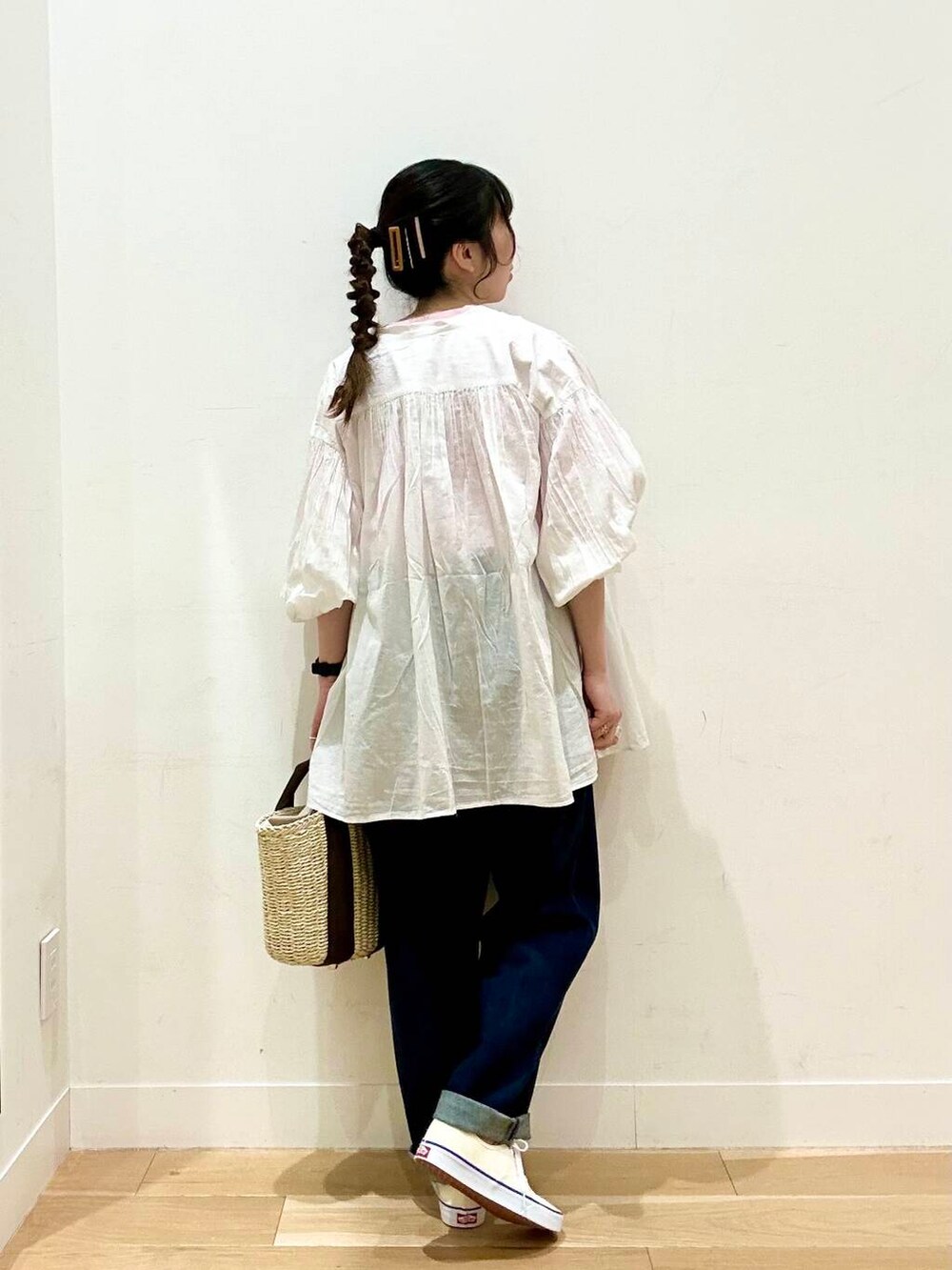 ホワイト系のハンドバッグ、ブルー系のデニムパンツ、ピンク系のTシャツ/カットソーを着用したレディースの春コーディネートの3枚目の写真