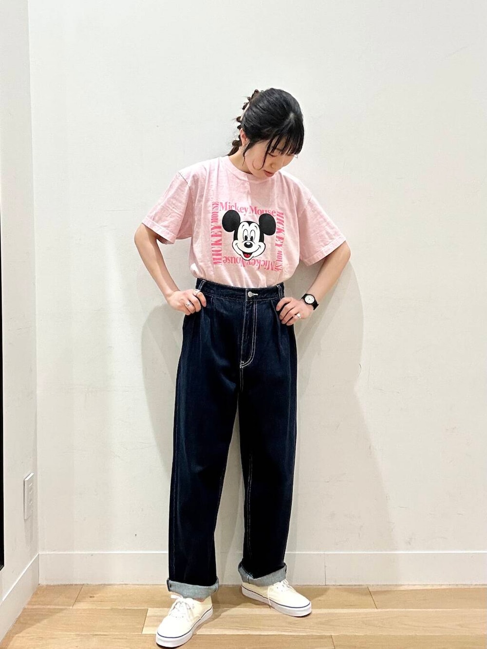 ホワイト系のハンドバッグ、ブルー系のデニムパンツ、ピンク系のTシャツ/カットソーを着用したレディースの春コーディネートの4枚目の写真