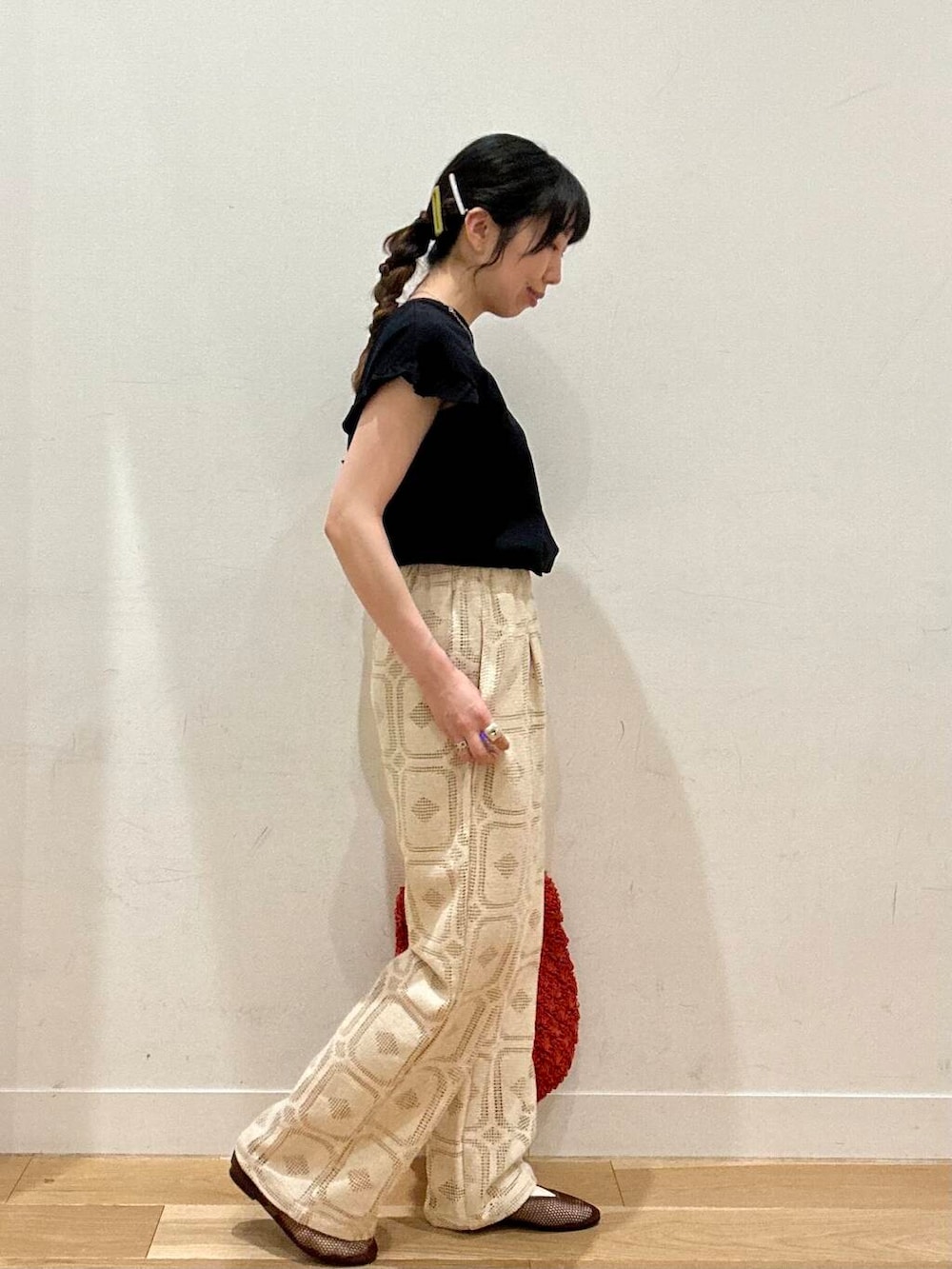 「イージーパンツ、休日スタイル、doors、30代、レースパンツ、リラックスコーデ、メッシュシューズ、骨格ウェーブ、フリルスリーブ、暑い、きれいめ、ここでしか手に入らない別注アイテム、夏の涼しげパンツコーデ」｜「RODE SKOのペーパーショルダートートバッグ（トートバッグ、オレンジ系）」を使った、kco_doorsさん（レディース・158cm）の夏コーディネートの5枚目の写真