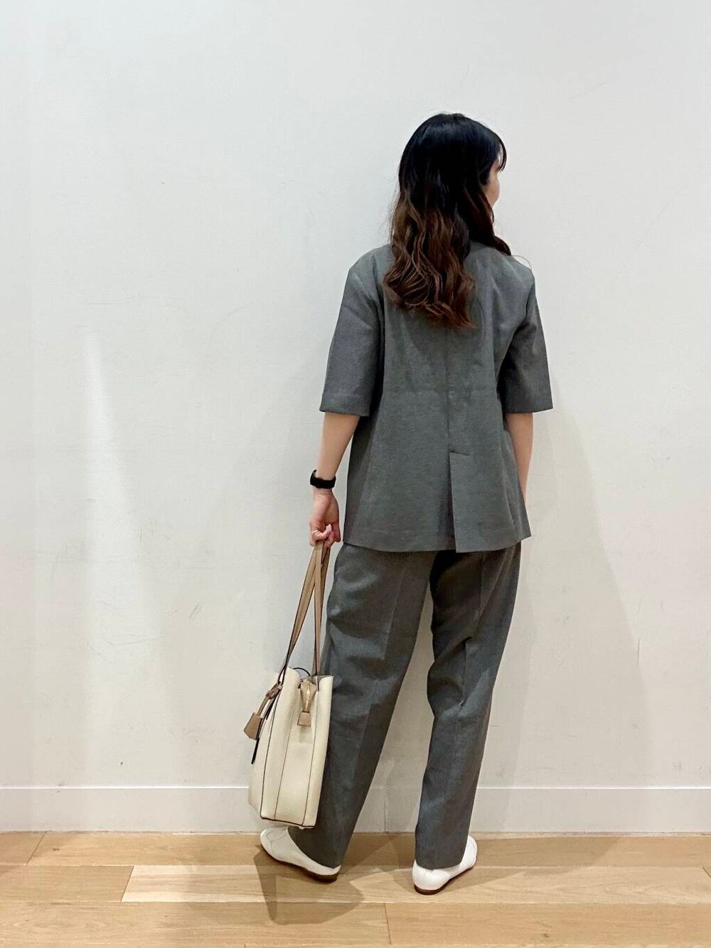 ホワイト系のトートバッグ、グレー系のその他パンツ、グレー系のその他アウターを着用したレディースの春コーディネートの3枚目の写真