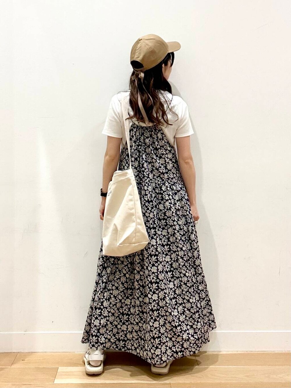 ホワイト系のTシャツ/カットソー、ブルー系のワンピース、ホワイト系のサンダルを着用したレディースの春コーディネートの2枚目の写真