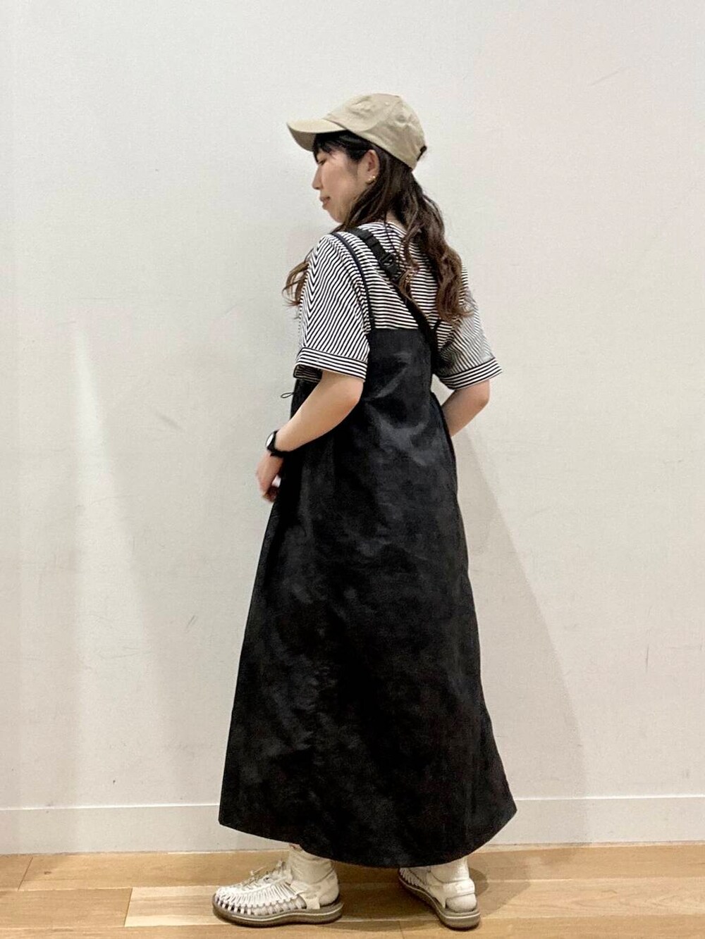 ホワイト系のTシャツ/カットソー、ブラック系のワンピース、ベージュ系のショルダーバッグを着用したレディースの夏コーディネートの4枚目の写真