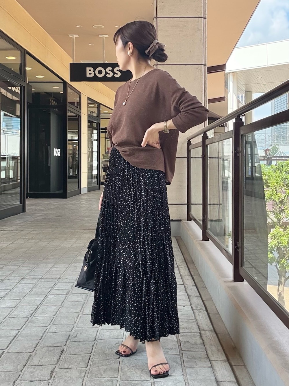 「スカートスタイル、スカートコーデ、大人カジュアル、大人コーデ、大人女子、大人かわいい、長袖Tシャツ、きれいめカジュアル、キレイめ、キレイめカジュアル、ママコーデ、秋服コーデ、ラクチンコーデ、お出かけコーデ、オトナカジュアル」｜「MICO COULIERの多ポケ2WAYトートバッグ（トートバッグ、ブラック系）」を使った、fujitaさん（骨格ウェーブ・レディース・155cm）の秋コーディネートの3枚目の写真