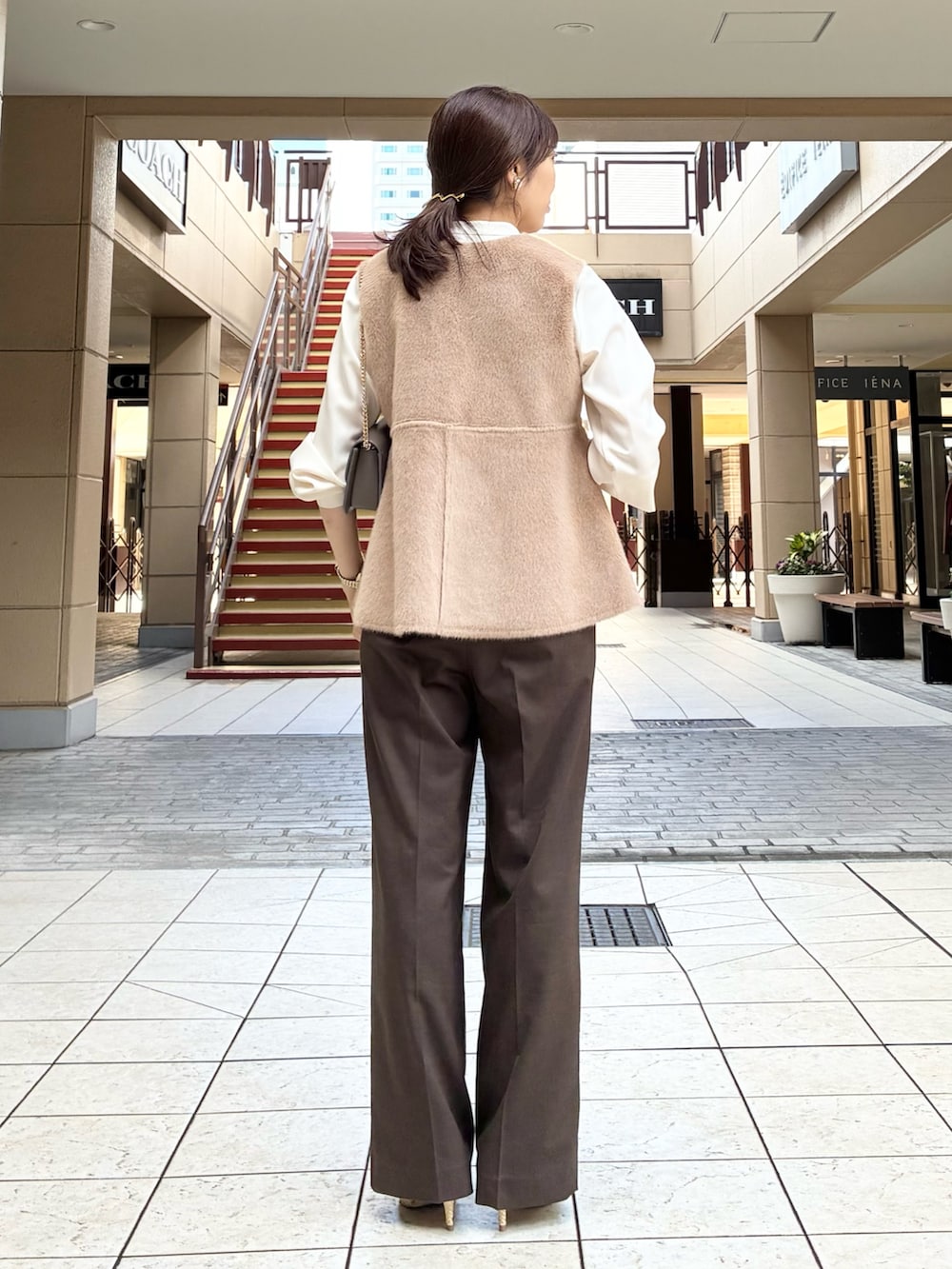 ブラウン系のその他パンツ、イエロー系のブルゾン、ホワイト系のシャツ/ブラウスを着用したレディースの秋コーディネートの2枚目の写真