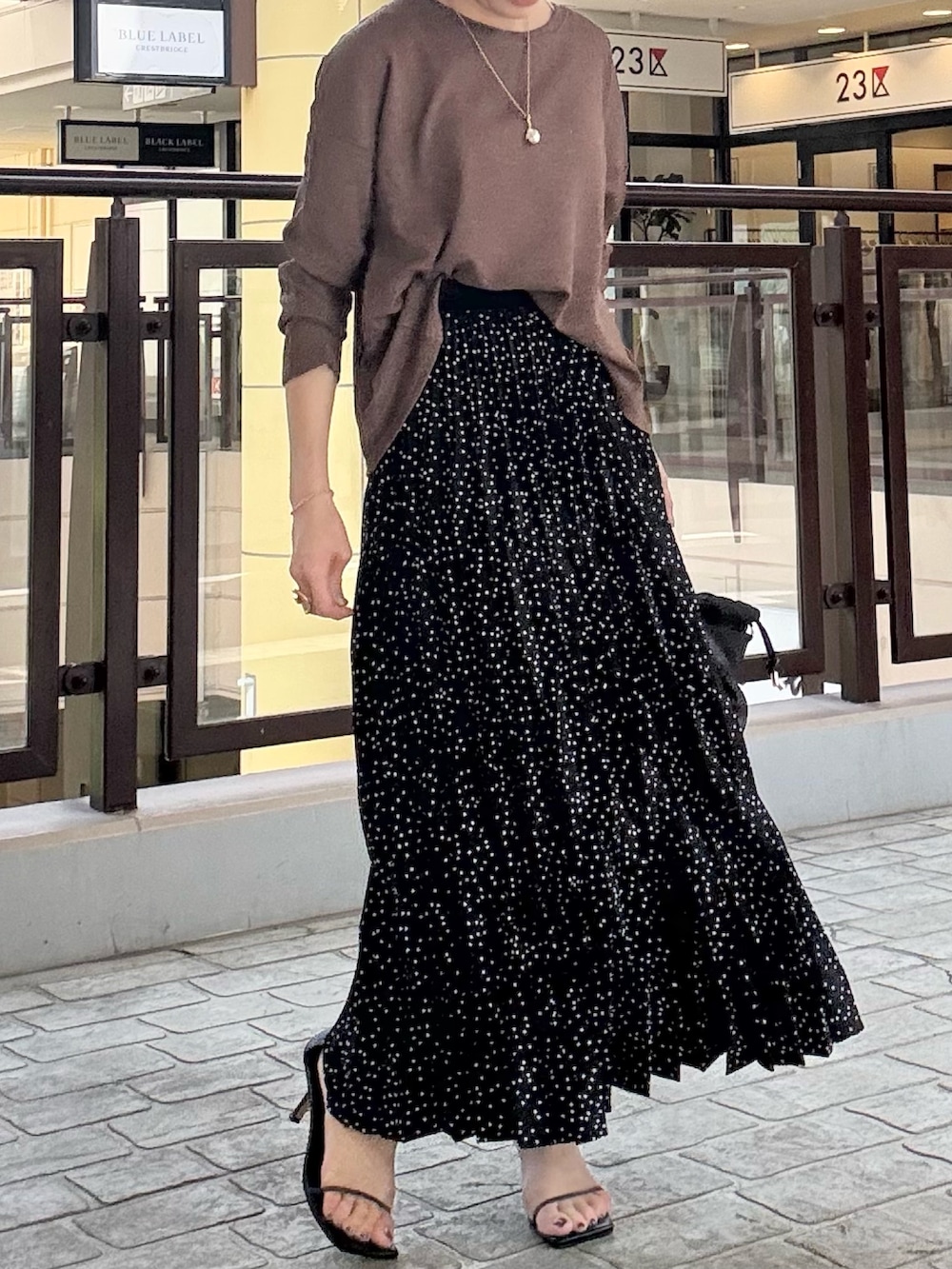 「スカートスタイル、スカートコーデ、大人カジュアル、大人コーデ、大人女子、大人かわいい、長袖Tシャツ、きれいめカジュアル、キレイめ、キレイめカジュアル、ママコーデ、秋服コーデ、ラクチンコーデ、お出かけコーデ、オトナカジュアル」｜「MICO COULIERの多ポケ2WAYトートバッグ（トートバッグ、ブラック系）」を使った、fujitaさん（骨格ウェーブ・レディース・155cm）の秋コーディネートの8枚目の写真
