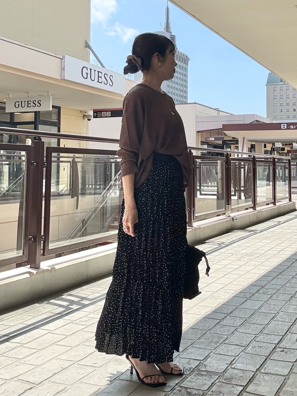 「スカートスタイル、スカートコーデ、大人カジュアル、大人コーデ、大人女子、大人かわいい、長袖Tシャツ、きれいめカジュアル、キレイめ、キレイめカジュアル、ママコーデ、秋服コーデ、ラクチンコーデ、お出かけコーデ、オトナカジュアル」｜「MICO COULIERの多ポケ2WAYトートバッグ（トートバッグ、ブラック系）」を使った、fujitaさん（骨格ウェーブ・レディース・155cm）の秋コーディネートの9枚目の写真