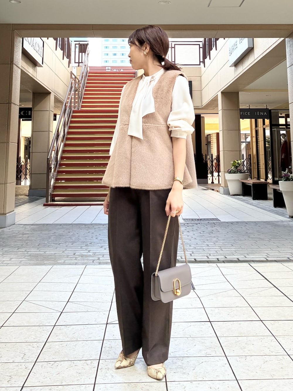 ブラウン系のその他パンツ、イエロー系のブルゾン、ホワイト系のシャツ/ブラウスを着用したレディースの秋コーディネートの7枚目の写真