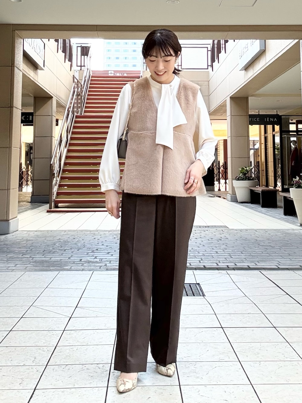 ブラウン系のその他パンツ、イエロー系のブルゾン、ホワイト系のシャツ/ブラウスを着用したレディースの秋コーディネートの6枚目の写真