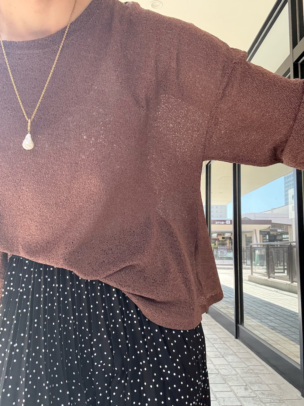 「スカートスタイル、スカートコーデ、大人カジュアル、大人コーデ、大人女子、大人かわいい、長袖Tシャツ、きれいめカジュアル、キレイめ、キレイめカジュアル、ママコーデ、秋服コーデ、ラクチンコーデ、お出かけコーデ、オトナカジュアル」｜「MICO COULIERの多ポケ2WAYトートバッグ（トートバッグ、ブラック系）」を使った、fujitaさん（骨格ウェーブ・レディース・155cm）の秋コーディネートの6枚目の写真