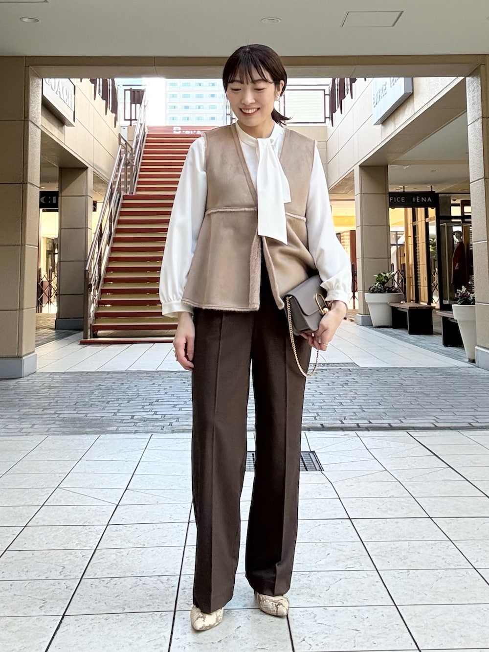 ブラウン系のその他パンツ、イエロー系のブルゾン、ホワイト系のシャツ/ブラウスを着用したレディースの秋コーディネートの10枚目の写真