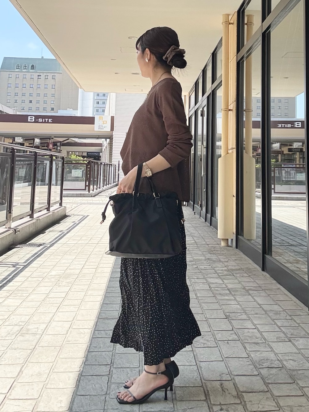「スカートスタイル、スカートコーデ、大人カジュアル、大人コーデ、大人女子、大人かわいい、長袖Tシャツ、きれいめカジュアル、キレイめ、キレイめカジュアル、ママコーデ、秋服コーデ、ラクチンコーデ、お出かけコーデ、オトナカジュアル」｜「MICO COULIERの多ポケ2WAYトートバッグ（トートバッグ、ブラック系）」を使った、fujitaさん（骨格ウェーブ・レディース・155cm）の秋コーディネートの10枚目の写真