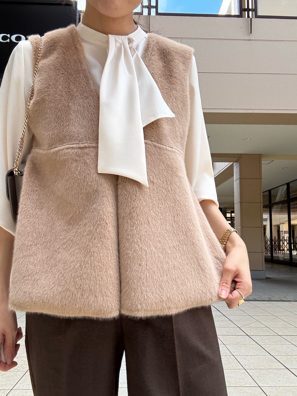 ブラウン系のその他パンツ、イエロー系のブルゾン、ホワイト系のシャツ/ブラウスを着用したレディースの秋コーディネートの8枚目の写真