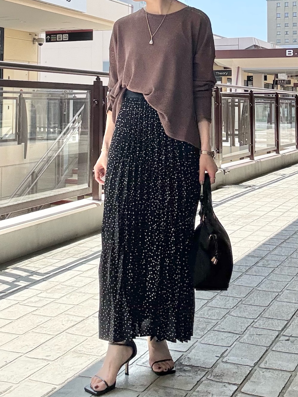 「スカートスタイル、スカートコーデ、大人カジュアル、大人コーデ、大人女子、大人かわいい、長袖Tシャツ、きれいめカジュアル、キレイめ、キレイめカジュアル、ママコーデ、秋服コーデ、ラクチンコーデ、お出かけコーデ、オトナカジュアル」｜「MICO COULIERの多ポケ2WAYトートバッグ（トートバッグ、ブラック系）」を使った、fujitaさん（骨格ウェーブ・レディース・155cm）の秋コーディネートの7枚目の写真