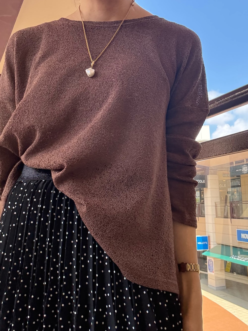 「スカートスタイル、スカートコーデ、大人カジュアル、大人コーデ、大人女子、大人かわいい、長袖Tシャツ、きれいめカジュアル、キレイめ、キレイめカジュアル、ママコーデ、秋服コーデ、ラクチンコーデ、お出かけコーデ、オトナカジュアル」｜「MICO COULIERの多ポケ2WAYトートバッグ（トートバッグ、ブラック系）」を使った、fujitaさん（骨格ウェーブ・レディース・155cm）の秋コーディネートの5枚目の写真