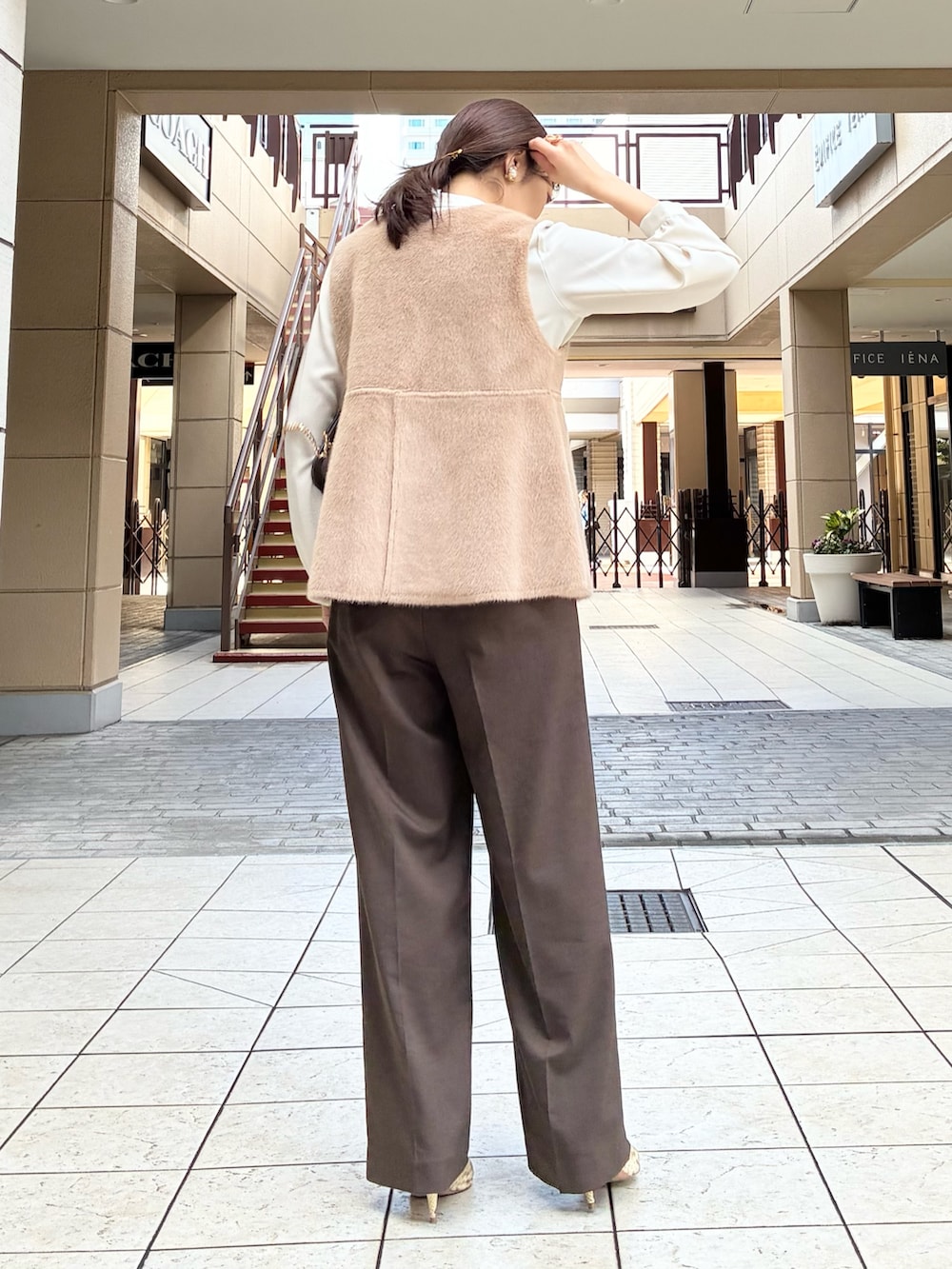 ブラウン系のその他パンツ、イエロー系のブルゾン、ホワイト系のシャツ/ブラウスを着用したレディースの秋コーディネートの4枚目の写真