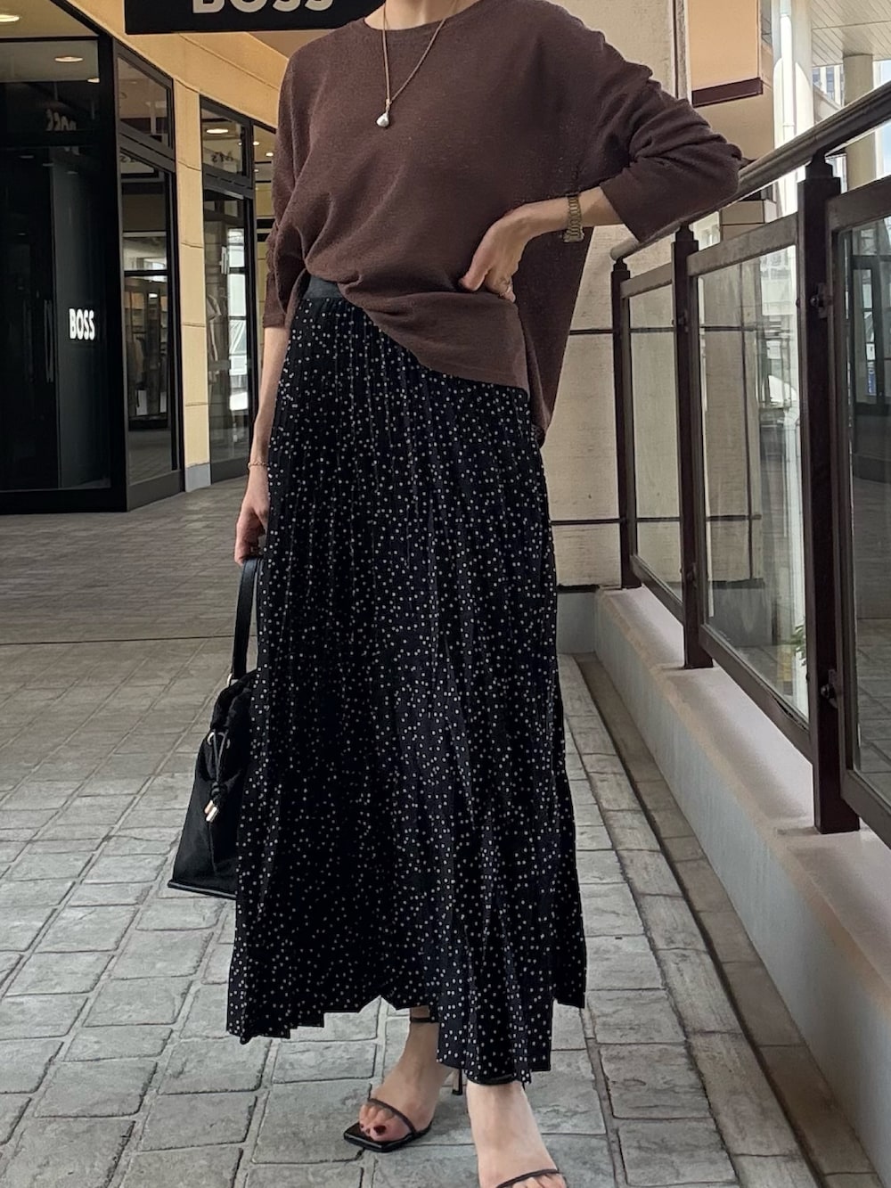 「スカートスタイル、スカートコーデ、大人カジュアル、大人コーデ、大人女子、大人かわいい、長袖Tシャツ、きれいめカジュアル、キレイめ、キレイめカジュアル、ママコーデ、秋服コーデ、ラクチンコーデ、お出かけコーデ、オトナカジュアル」｜「MICO COULIERの多ポケ2WAYトートバッグ（トートバッグ、ブラック系）」を使った、fujitaさん（骨格ウェーブ・レディース・155cm）の秋コーディネートの4枚目の写真