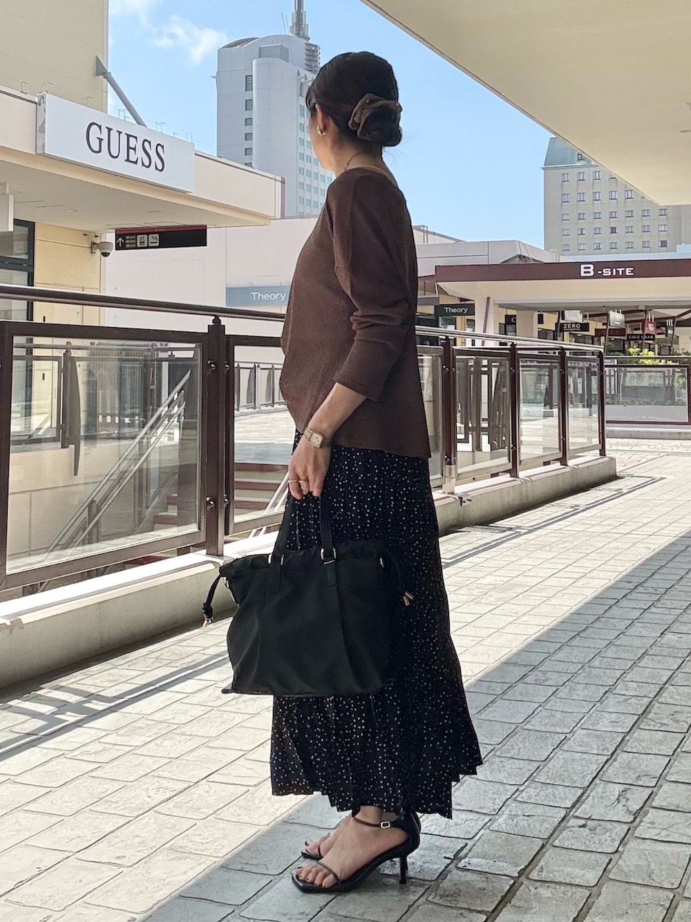 「スカートスタイル、スカートコーデ、大人カジュアル、大人コーデ、大人女子、大人かわいい、長袖Tシャツ、きれいめカジュアル、キレイめ、キレイめカジュアル、ママコーデ、秋服コーデ、ラクチンコーデ、お出かけコーデ、オトナカジュアル」｜「MICO COULIERの多ポケ2WAYトートバッグ（トートバッグ、ブラック系）」を使った、fujitaさん（骨格ウェーブ・レディース・155cm）の秋コーディネートの2枚目の写真