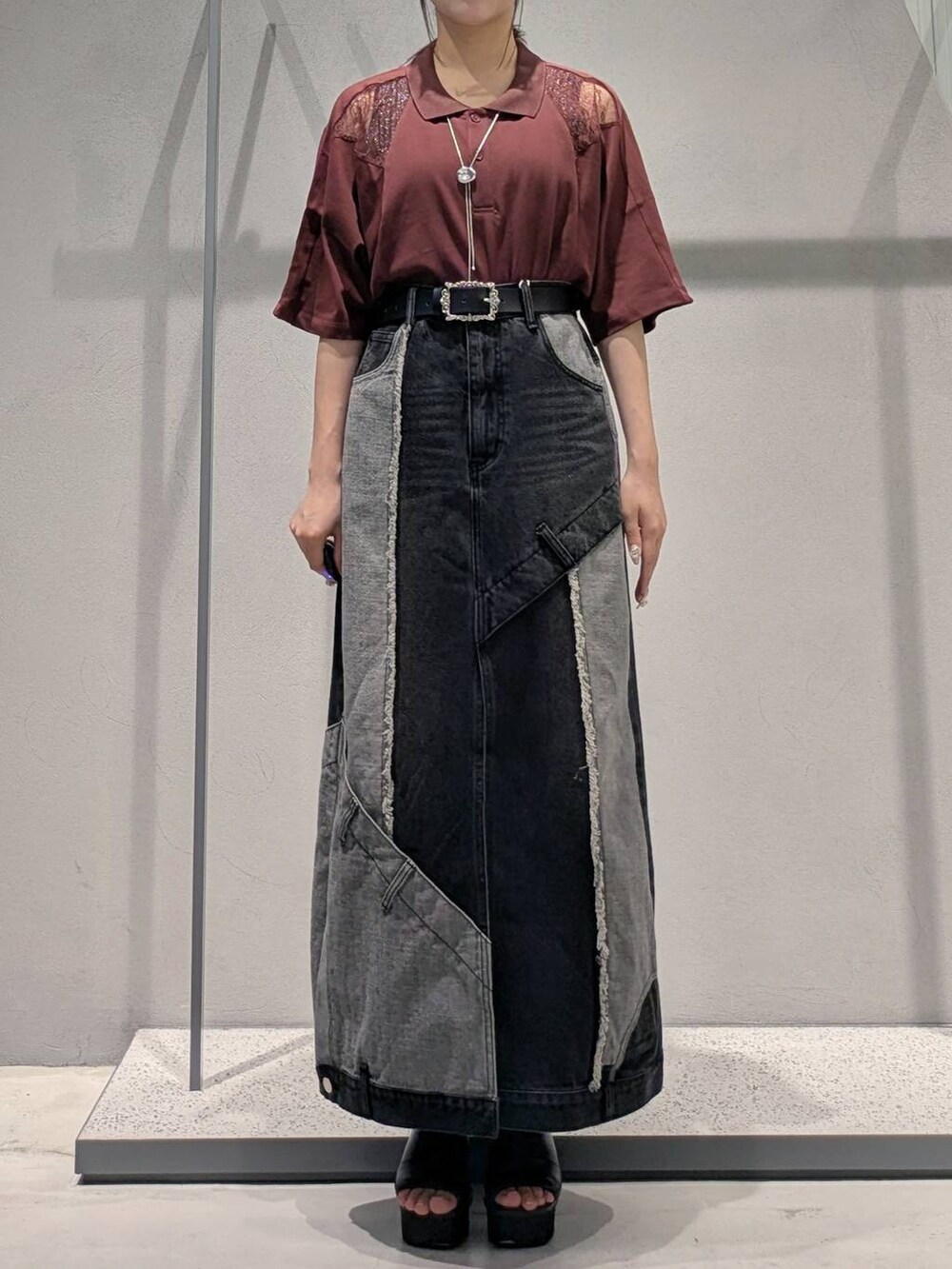 ブラック系のタンクトップ、ブラック系のサンダル、ブラック系のデニムスカートを着用したレディースの夏コーディネートの4枚目の写真