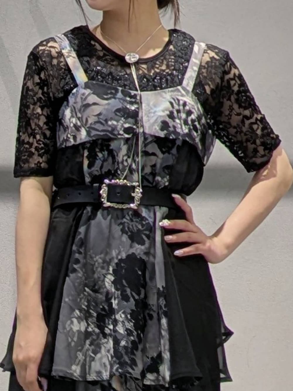 ブラック系のタンクトップ、グレー系のワンピース、ブラック系のサンダルを着用したレディースの夏コーディネートの2枚目の写真