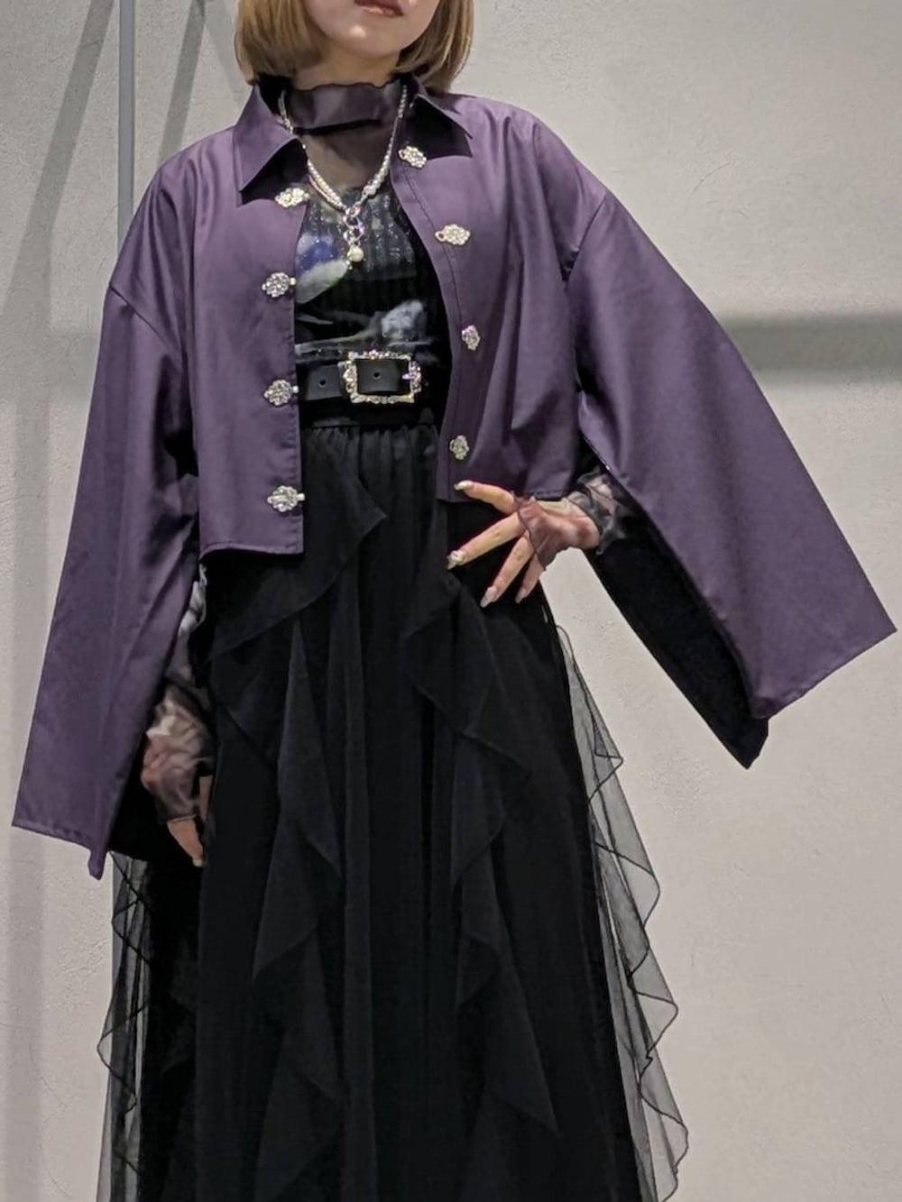 ブラック系のサンダル、ブラック系のタンクトップ、ブラック系のスカートを着用したレディースの夏コーディネートの2枚目の写真