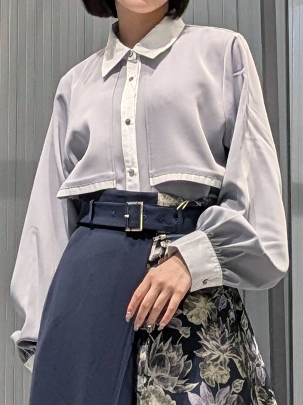 ブラック系のブーツを着用したレディースの秋コーディネートの2枚目の写真