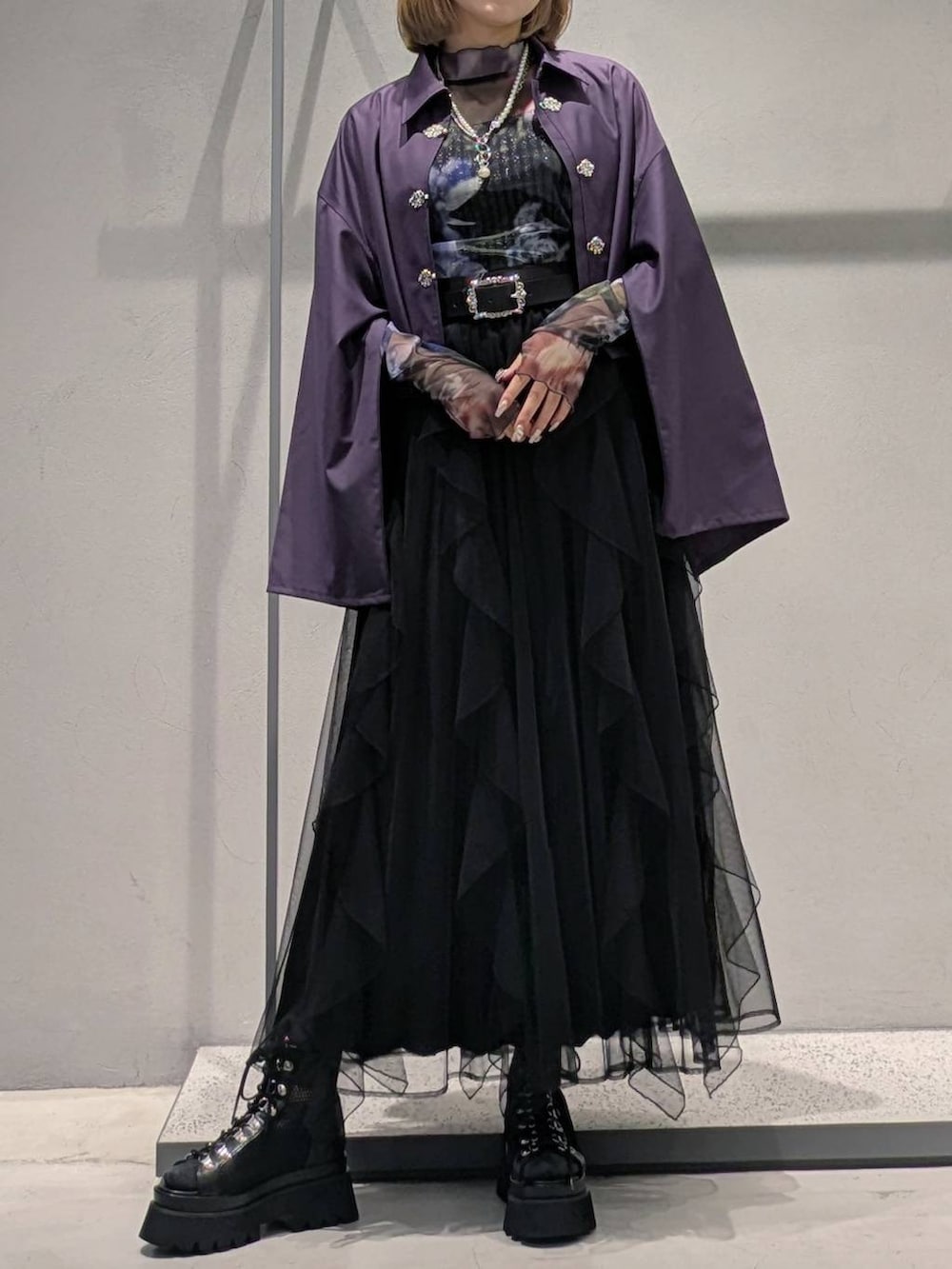 ブラック系のサンダル、ブラック系のタンクトップ、ブラック系のスカートを着用したレディースの夏コーディネートの4枚目の写真