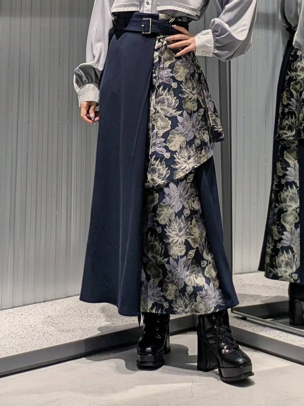 ブラック系のブーツを着用したレディースの秋コーディネートの3枚目の写真