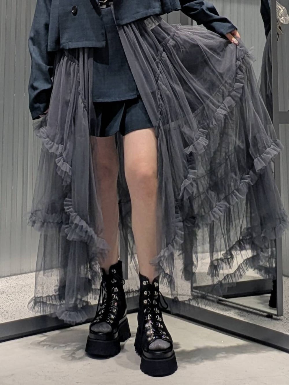 ブラック系のサンダル、グレー系のスカート、ブラック系のTシャツ/カットソーを着用したレディースの夏コーディネートの3枚目の写真