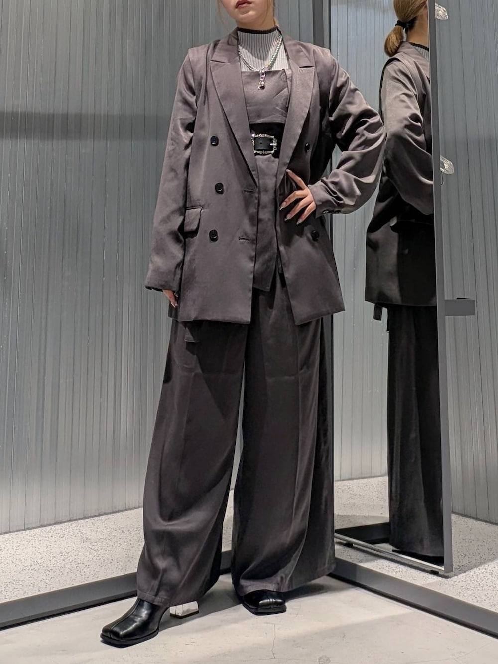 グレー系のニット/セーター、ベージュ系のその他トップス、ベージュ系のその他パンツを着用したレディースの秋コーディネートの4枚目の写真