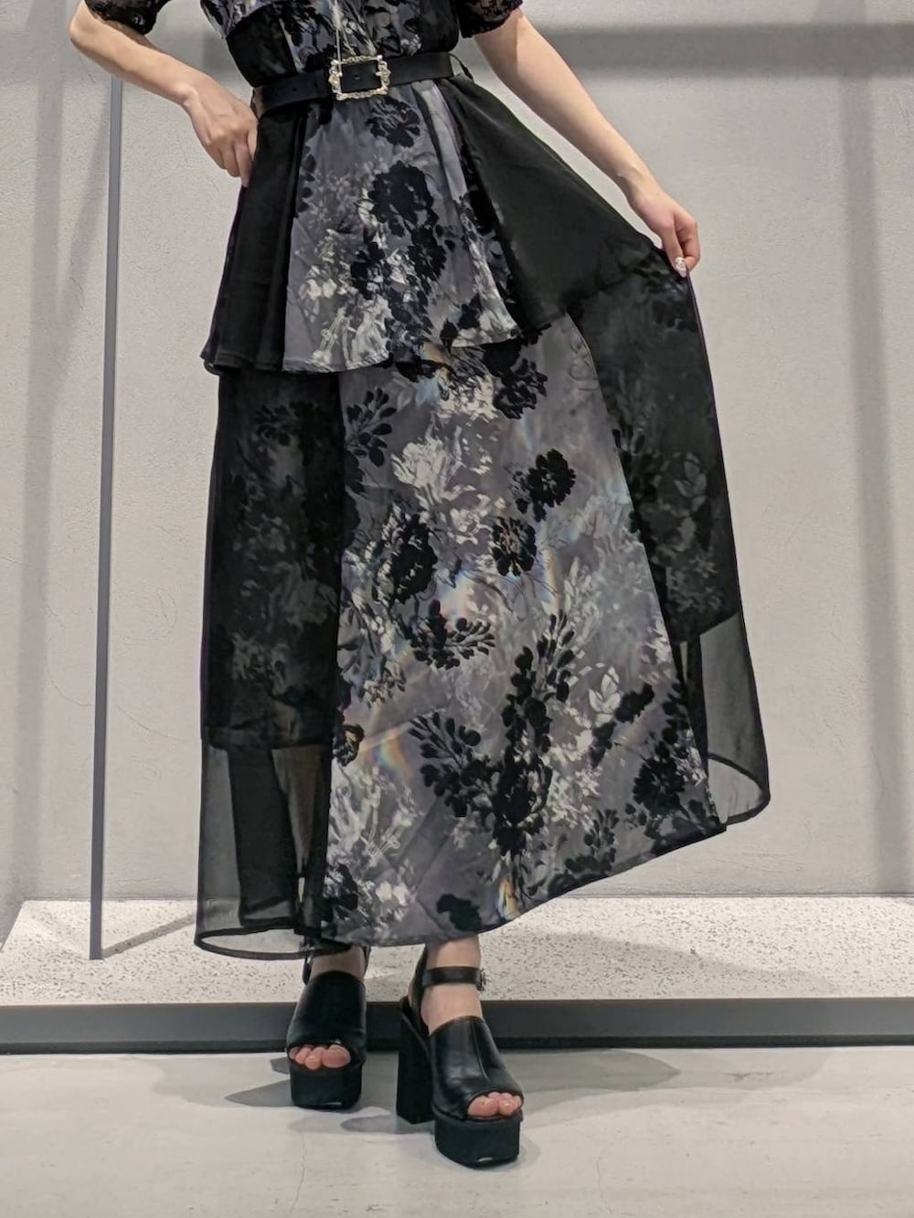 ブラック系のタンクトップ、グレー系のワンピース、ブラック系のサンダルを着用したレディースの夏コーディネートの3枚目の写真