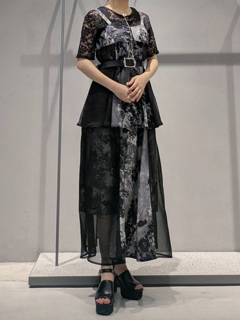 ブラック系のタンクトップ、グレー系のワンピース、ブラック系のサンダルを着用したレディースの夏コーディネートの4枚目の写真