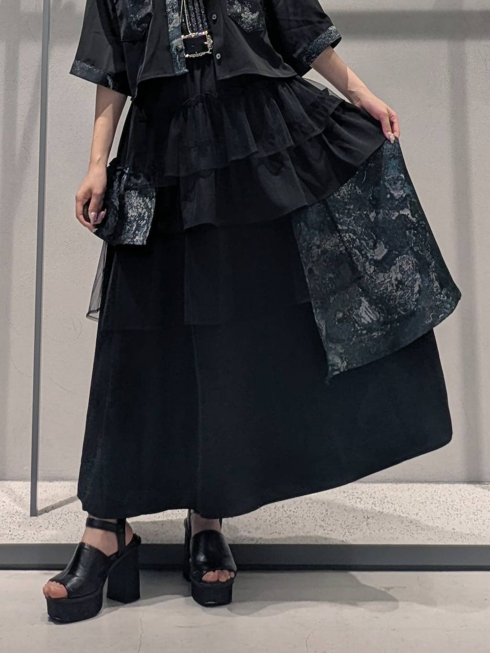 ブラック系のタンクトップ、ブラック系のサンダル、グリーン系のシャツ/ブラウスを着用したレディースの夏コーディネートの3枚目の写真