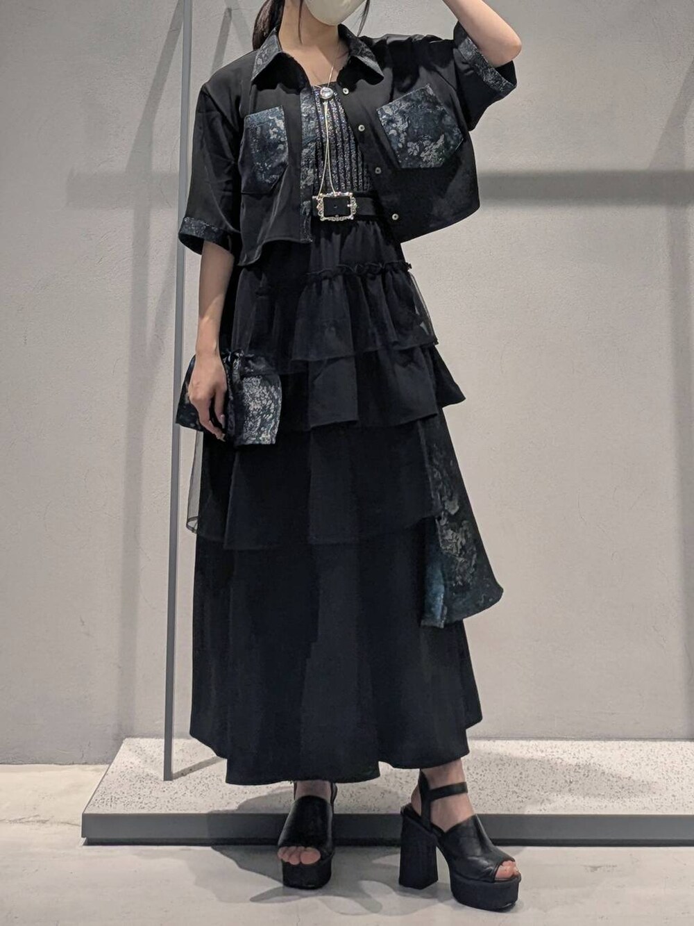 ブラック系のタンクトップ、ブラック系のサンダル、グリーン系のシャツ/ブラウスを着用したレディースの夏コーディネートの4枚目の写真