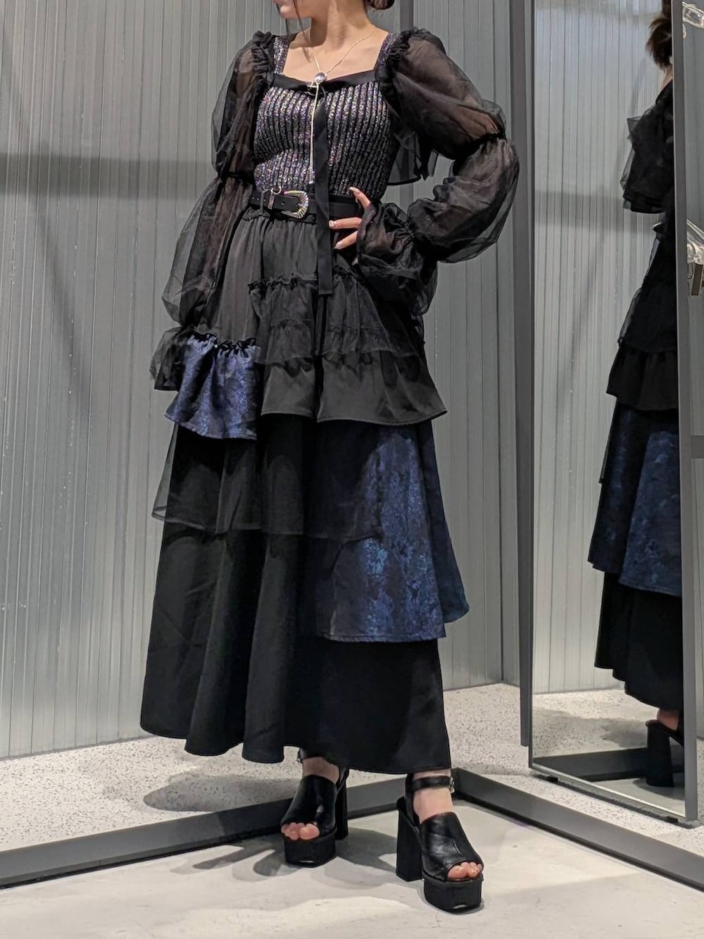 ブラック系のタンクトップ、ブラック系のサンダル、パープル系のスカートを着用したレディースの夏コーディネートの4枚目の写真