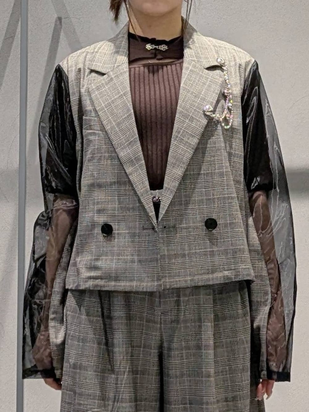 ブラック系のサンダル、ブラウン系のニット/セーター、ブラウン系のその他パンツを着用したレディースの夏コーディネートの2枚目の写真