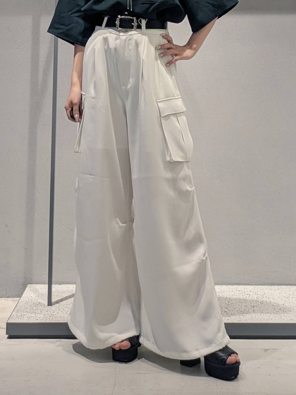 ホワイト系のカーゴパンツ、ブラック系のサンダル、グリーン系のシャツ/ブラウスを着用したレディースの夏コーディネートの3枚目の写真