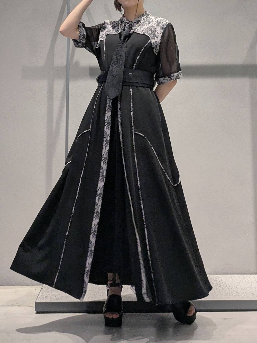 ブラック系のネクタイ、ブラック系のサンダル、ブラック系のワンピースを着用したレディースの夏コーディネートの4枚目の写真