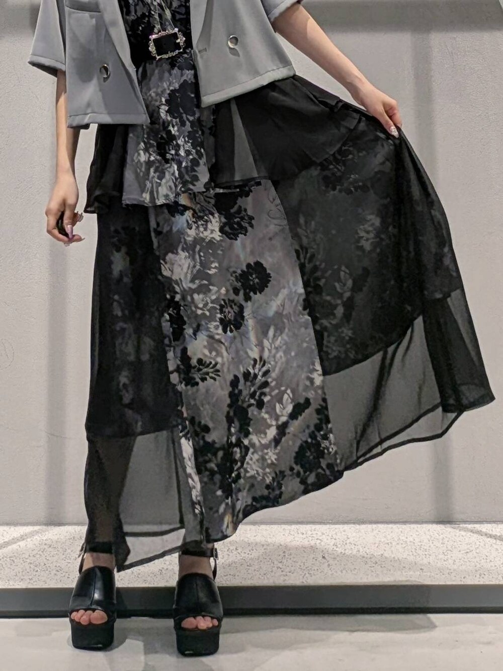 ブラック系のタンクトップ、グレー系のワンピース、ブラック系のサンダルを着用したレディースの夏コーディネートの3枚目の写真