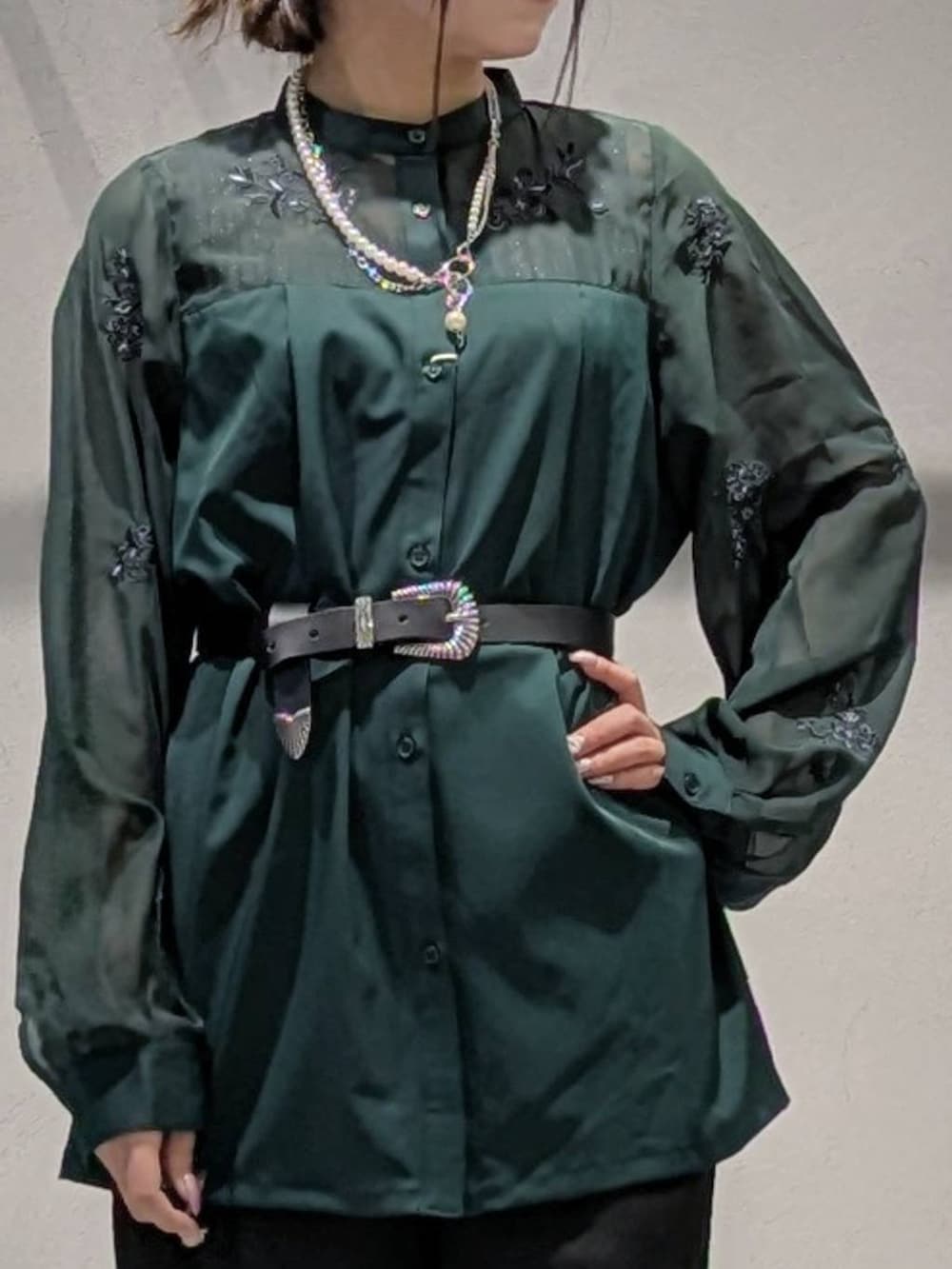 ブラック系のタンクトップ、ブラック系のサンダル、グリーン系のシャツ/ブラウスを着用したレディースの夏コーディネートの2枚目の写真