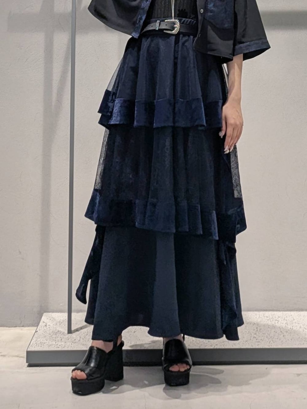 「低身長、女子ウケ、モード、デート/ロマンティック、骨格ウェーブ、個性派、モテ、ベーシック/シンプル、きれいめ、HARE、夏コーデ、スカート、シャツ」｜「HAREの2WAYスクエアラメニットタンクトップ(HARE)（タンクトップ、ブラック系）」を使った、natsuki_s2さん（レディース・153cm）の夏コーディネートの3枚目の写真