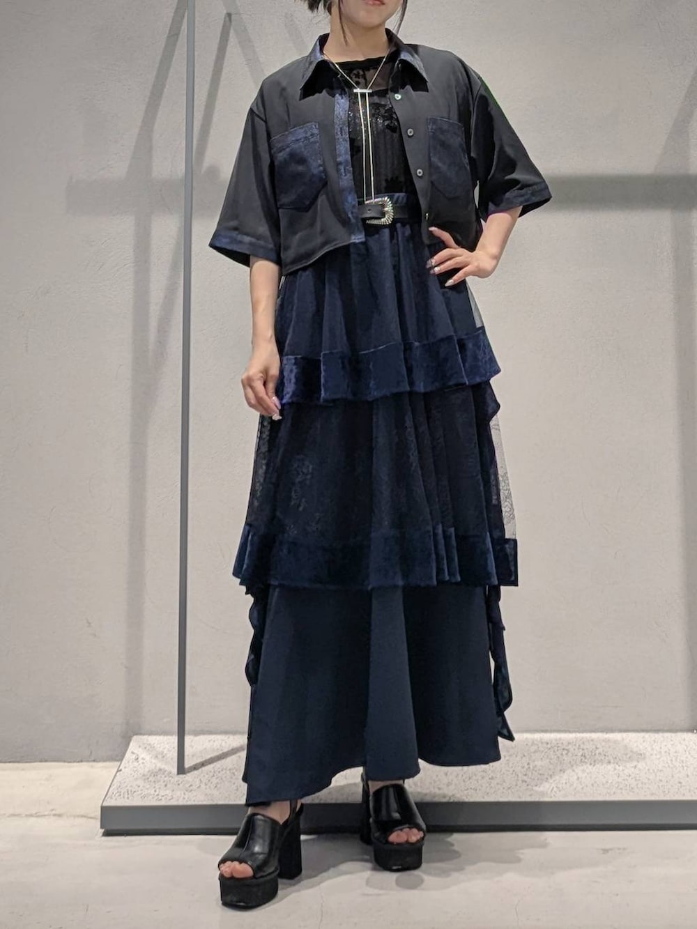 「低身長、女子ウケ、モード、デート/ロマンティック、骨格ウェーブ、個性派、モテ、ベーシック/シンプル、きれいめ、HARE、夏コーデ、スカート、シャツ」｜「HAREの2WAYスクエアラメニットタンクトップ(HARE)（タンクトップ、ブラック系）」を使った、natsuki_s2さん（レディース・153cm）の夏コーディネートの4枚目の写真