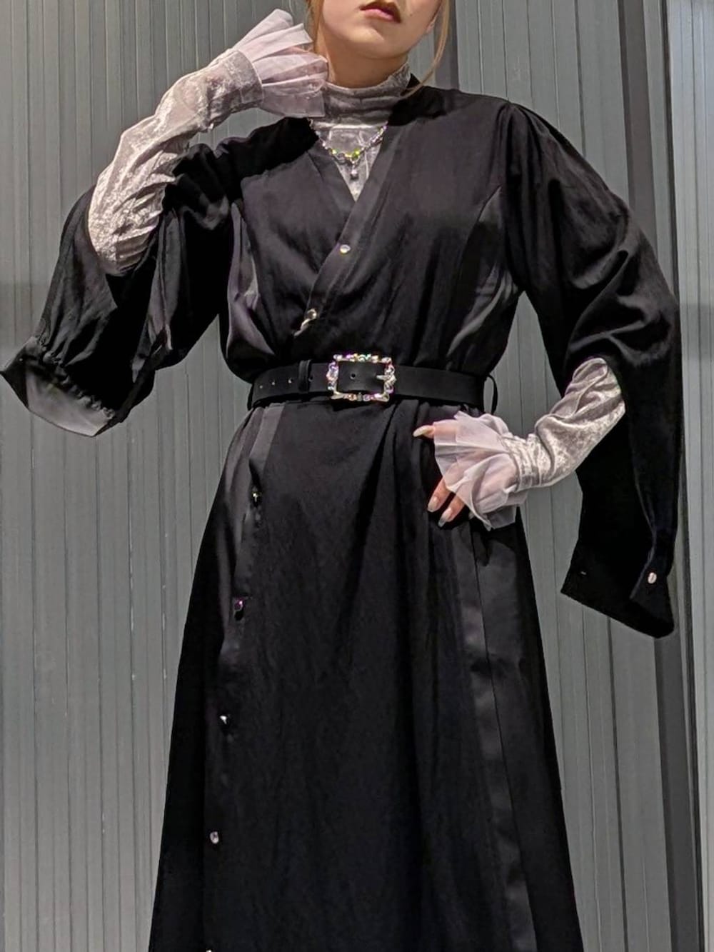 グレー系のTシャツ/カットソー、ブラック系のブーツ、ブラック系のワンピースを着用したレディースの秋コーディネートの2枚目の写真