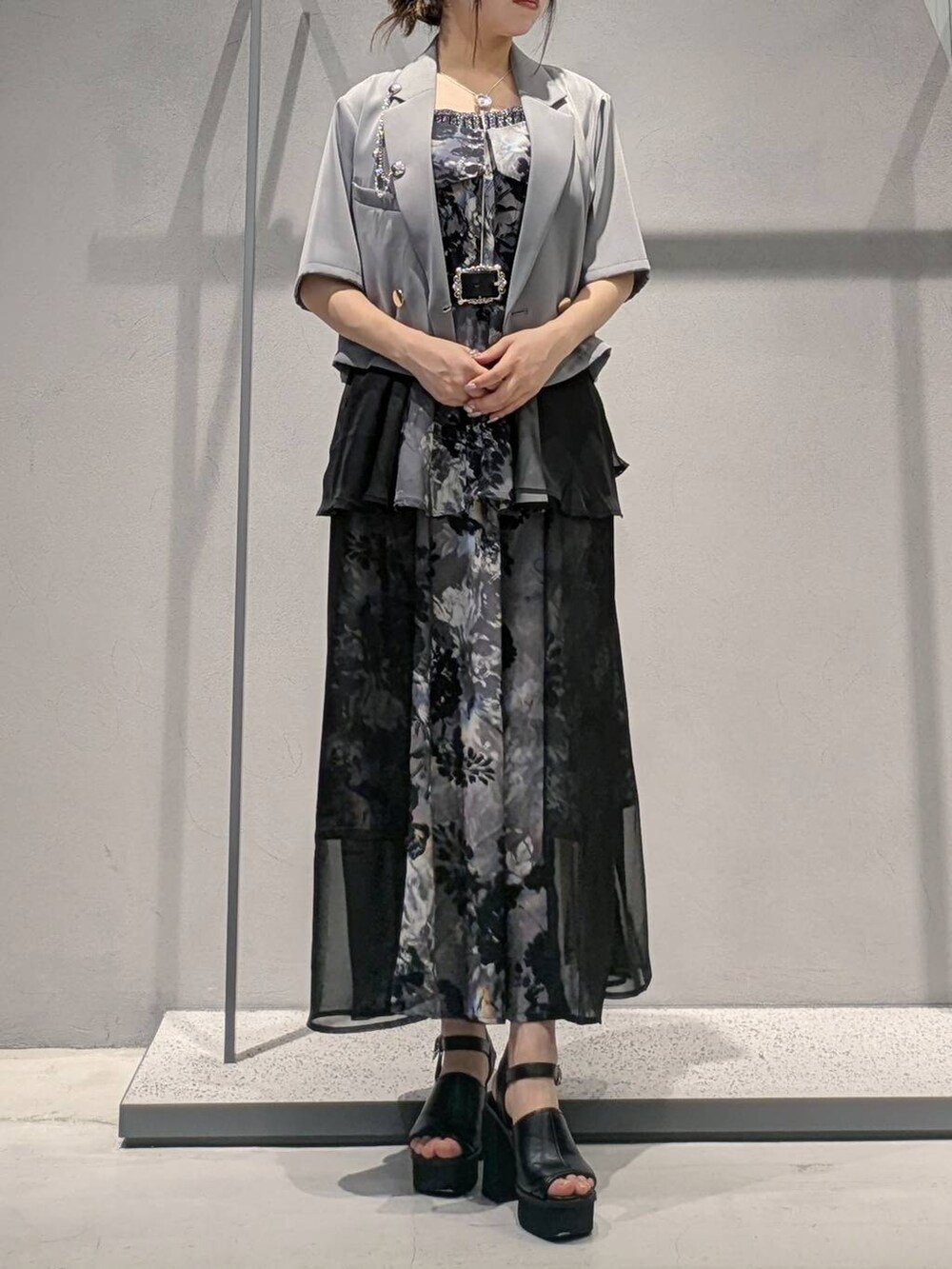 ブラック系のタンクトップ、グレー系のワンピース、ブラック系のサンダルを着用したレディースの夏コーディネートの4枚目の写真